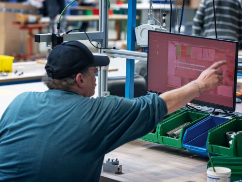 Fehlersignalisierung auf dem Monitor des Werkerassistenzsystems ifm mate