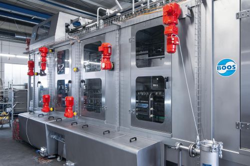 Fully automatic high-pressure cleaning line for cleaning up to 3,600 beverage crates per hour