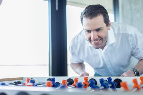 Foto: Dr. Alexander Hoffmann am Kickertisch