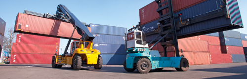 Teaserbild von dem Artikel: Kollisionsschutz am Kran und Reachstacker. Mit unserer 3D-Kamera wird der Rückbereich von Reachstaker überwacht und bei Gefahr, wird der Fahrer zuverlässig gewarnt.