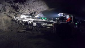 Equipo de perforación en una mina de cobre subterránea: Mine Master