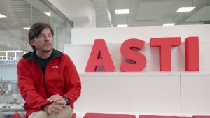 ASTI Burgos – Powerful 32-bit controllers from ifm reliably control AGVs.